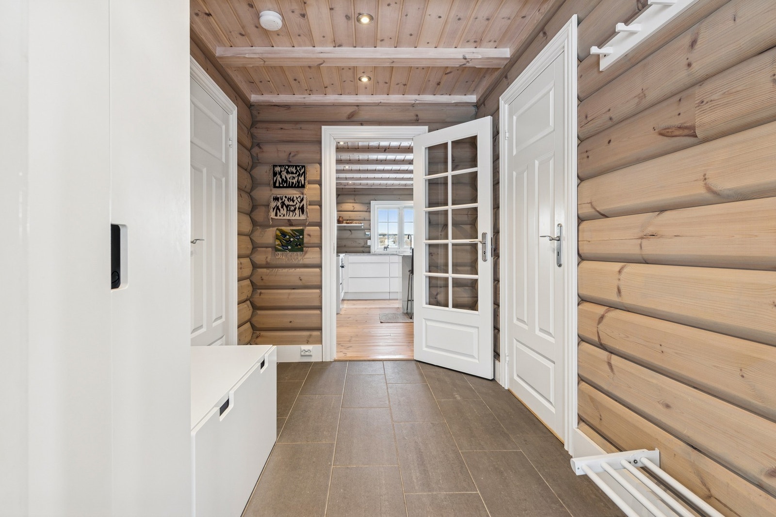 Badet har en god standard og inneholder blant annet badekar, dusjkabinett, vegghengt toalett og mekanisk avtrekk. Galleribilde