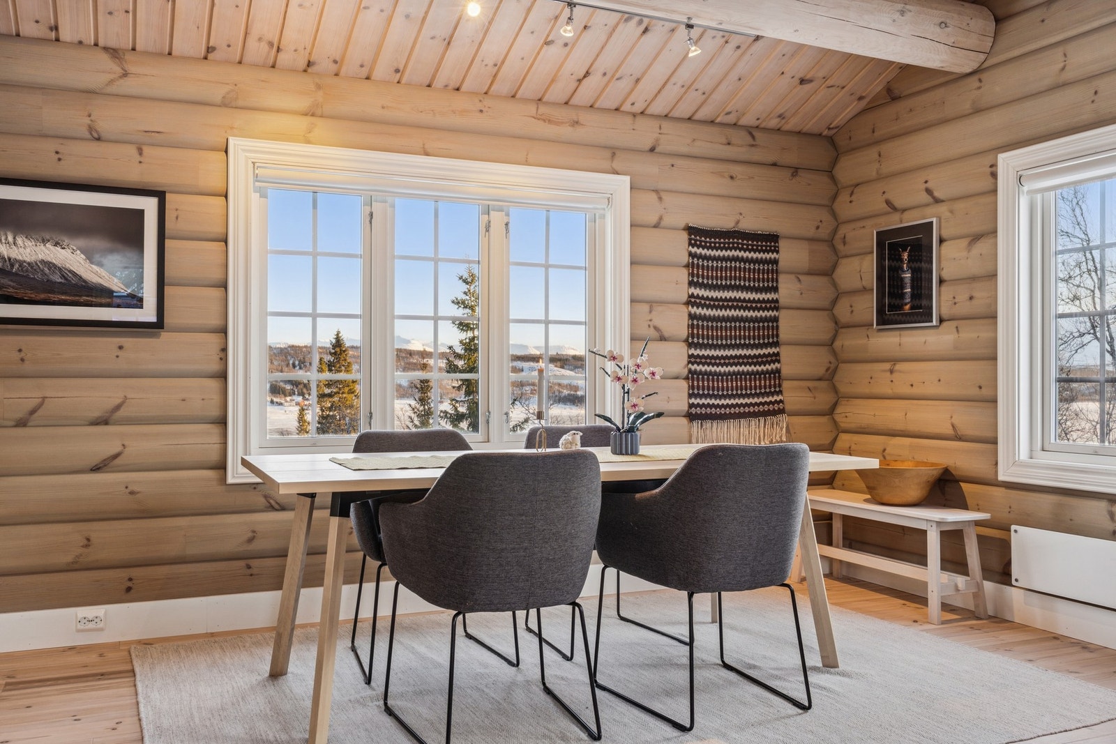 Stuen er på totalt 23,4 kvm. Galleribilde