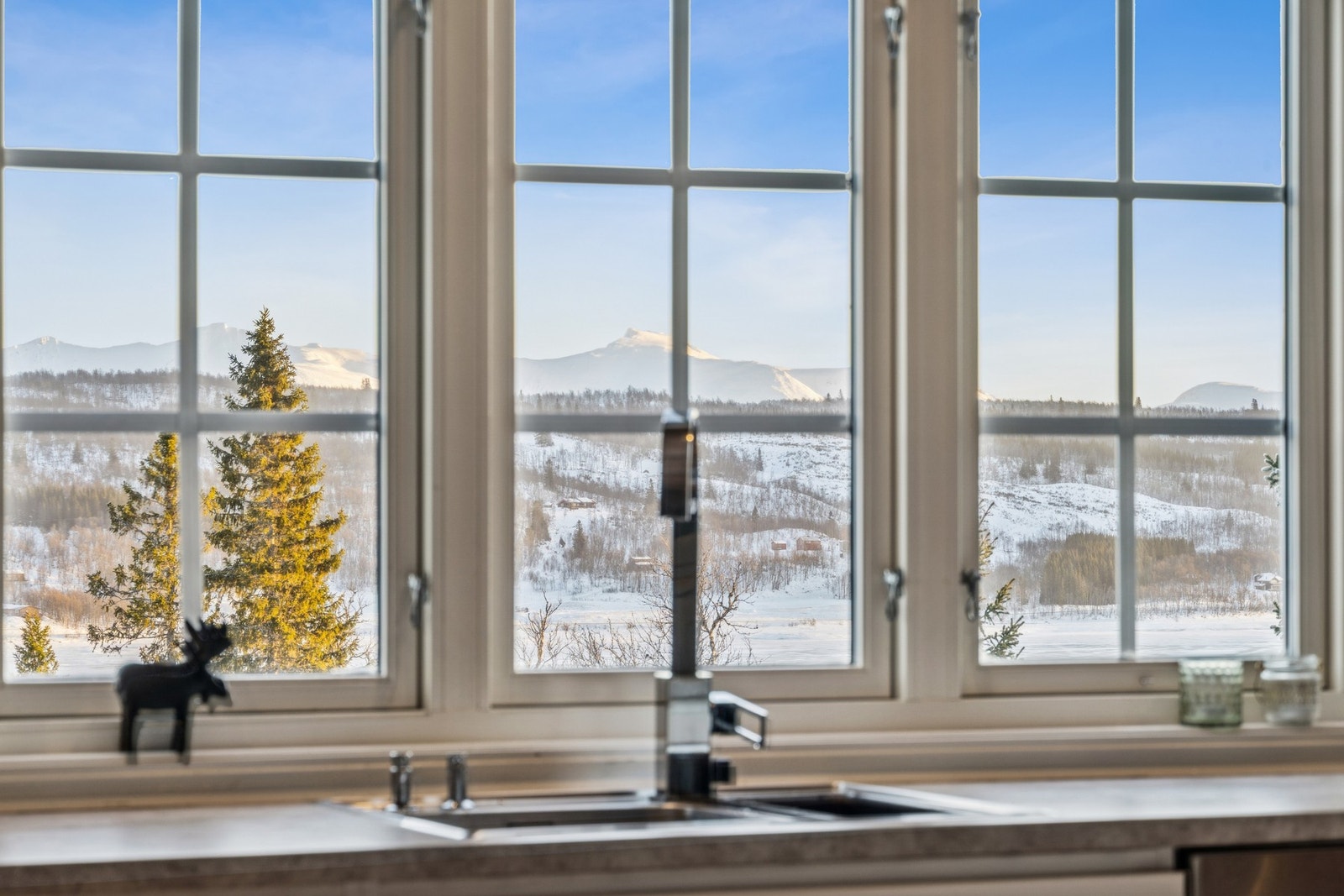 Utsikten fra kjøkkenvindu. Galleribilde