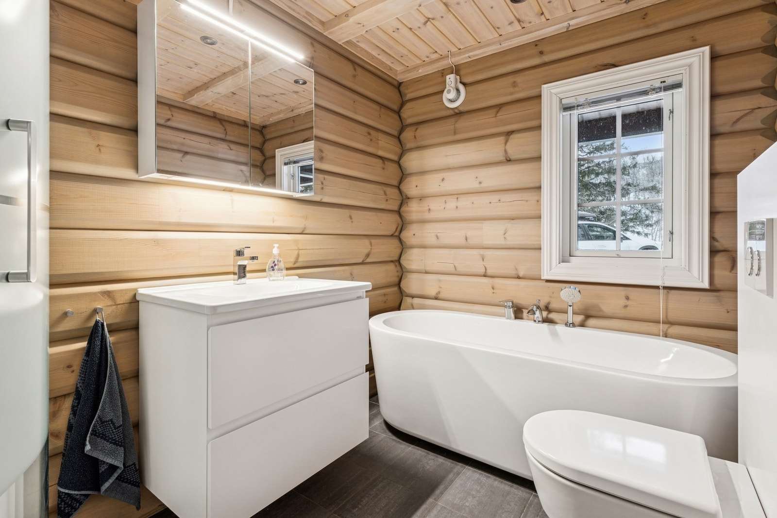 Badet overholder en god standard og har blant annet badekar, dusjkabinett og vegghengt toalett. Galleribilde