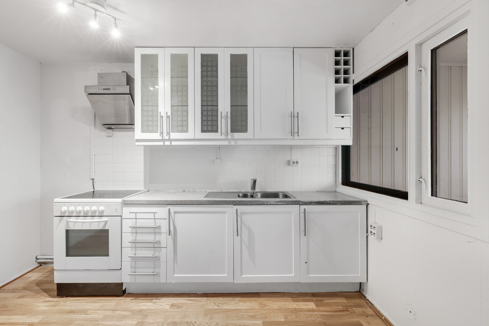 Overflatene på kjøkkenet ble nymalt i 2025. Innredningen byr på god oppbevaringsplass og romslige arbeidsflater. Galleribilde