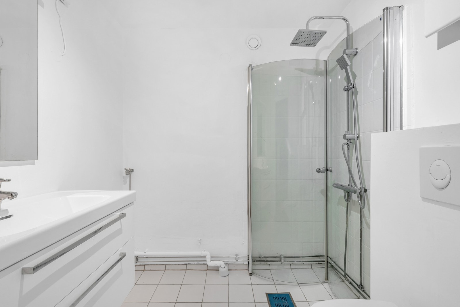 Badet ble oppgradert i 2025 med nye fliser, fuger, interiør og nymalte vegger. Galleribilde