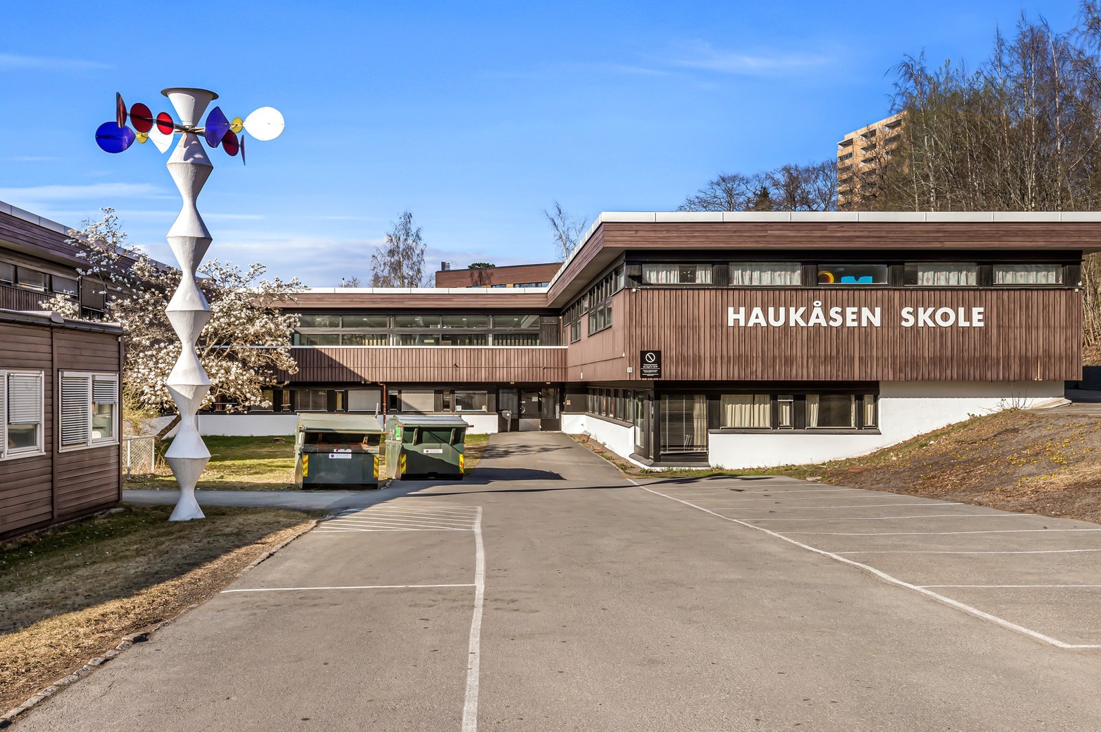 Haukåsen skole er en nær og trygg nærskole med gode læringsmiljøer, fine uteområder og et inkluderende skolemiljø for barna i området. Galleribilde