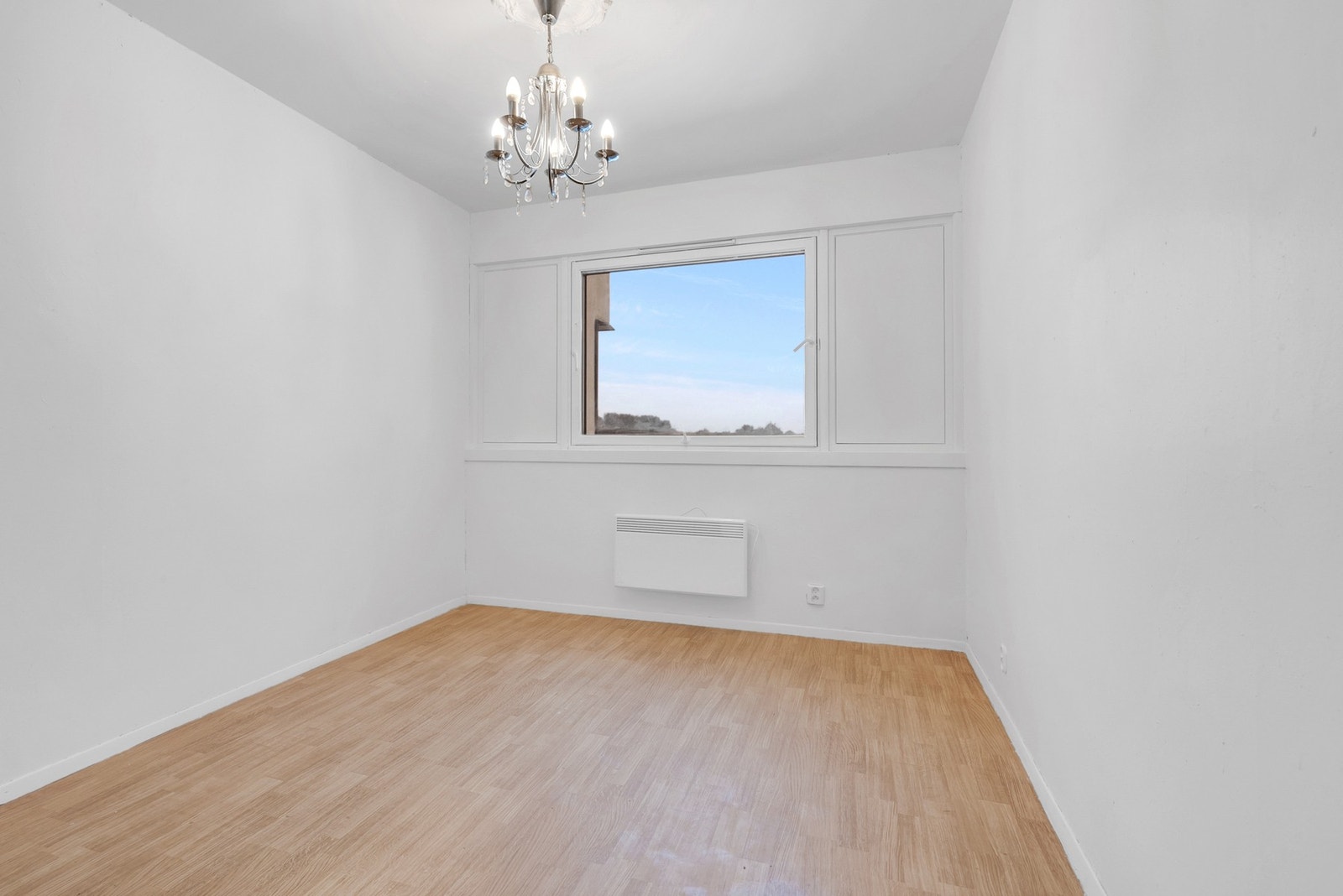 Rommet er i tillegg utstyrt med en stor og praktisk garderobe som gir svært gode oppbevaringsmuligheter. Galleribilde