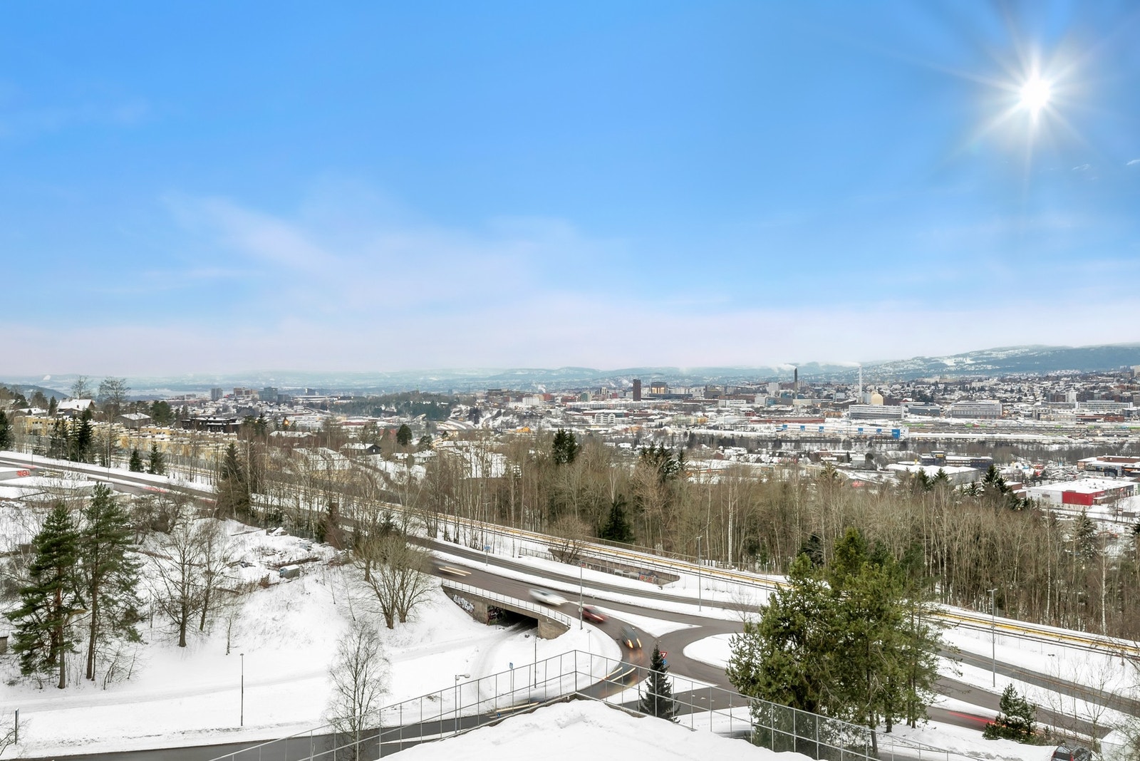 Fra balkongen åpner utsikten seg flott utover området og byen - et utsyn som virkelig løfter bokvaliteten og gjør dette til et sted man gjerne tilbringer tid. Galleribilde