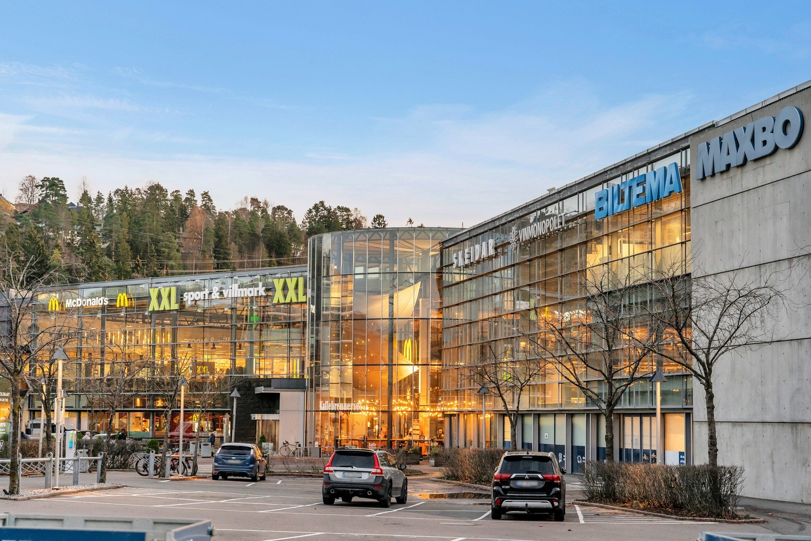 Tveita senter med rundt 70 butikker og tjenester ligger i kort avstand fra boligen. I tillegg er det enkel tilgang til Coop Obs, IKEA og Alna Senter. Galleribilde