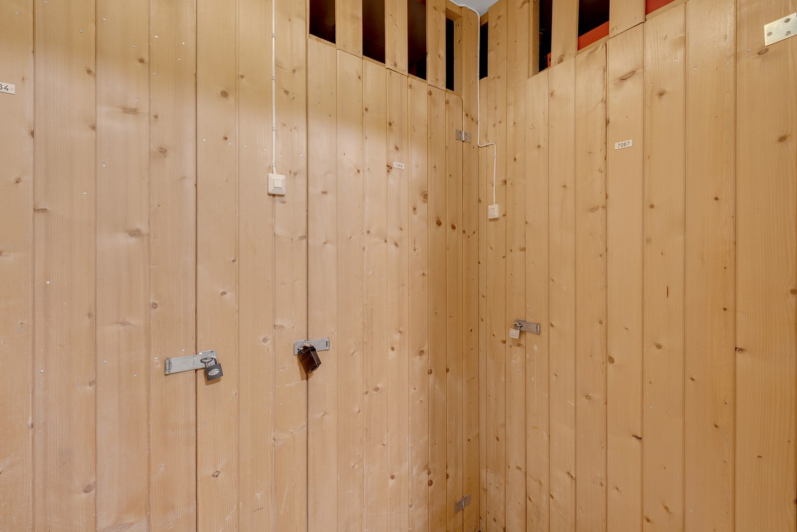 Boligen har svært gode oppbevaringsmuligheter, med to praktiske boder - én i gangen på samme etasje og én i kjelleren. Rikelig plass til alt du vil lagre, og en mer ryddig hverdag. Galleribilde