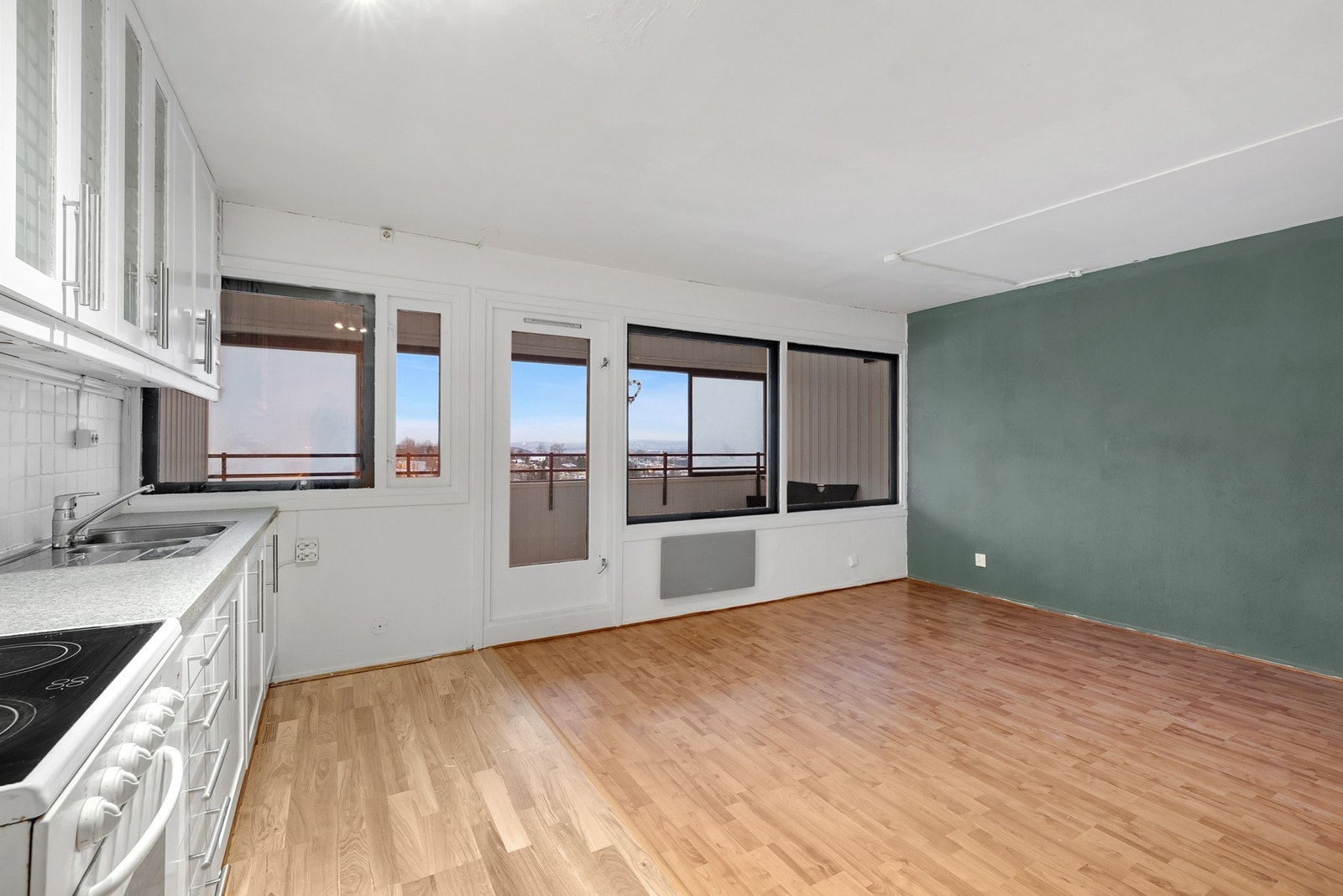 Stuen fremstår som romslig og innbydende, nymalt i en lun og behagelig fargetone. Galleribilde