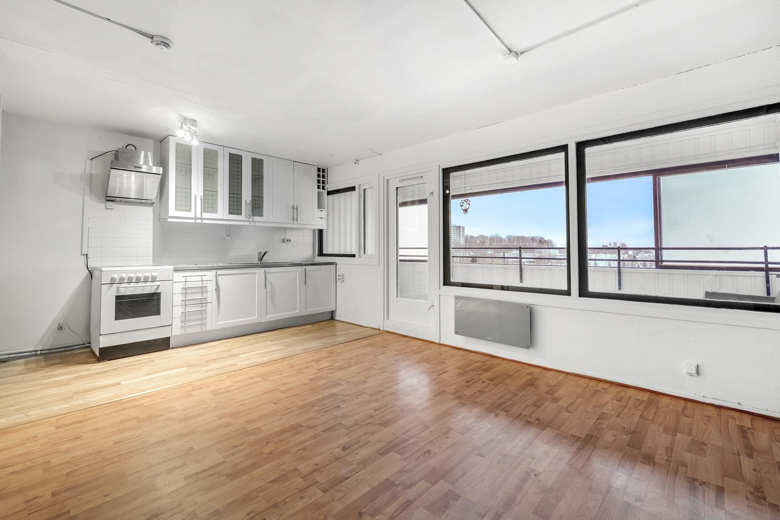 Fra stuen er det direkte utgang til balkongen, noe som gir en fin forlengelse av oppholdsrommet og slipper inn rikelig med naturlig lys. Galleribilde