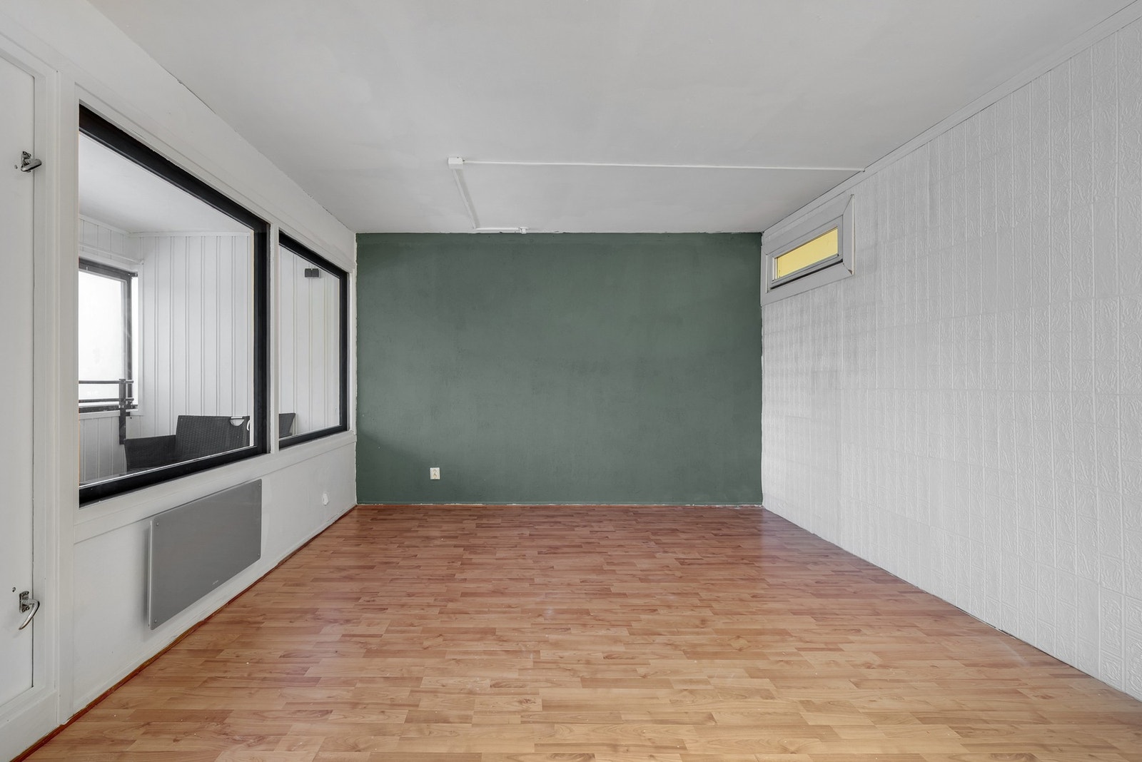 Den gode takhøyden på 240 cm gir rommet en luftig følelse, og planløsningen gir god plass til både sofagruppe og spiseplass. Galleribilde