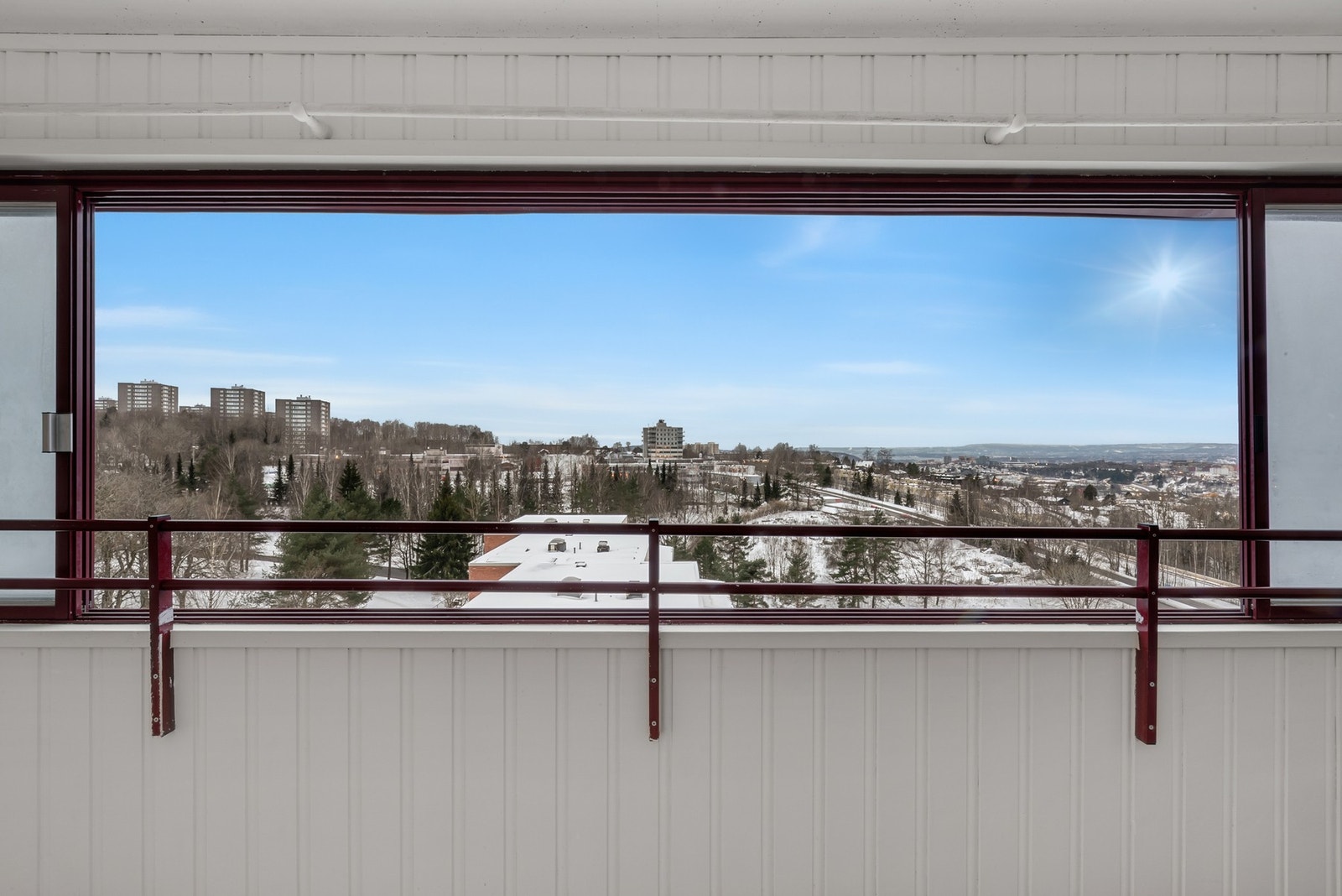 En innglasset balkong fungerer som en naturlig forlengelse av oppholdsrommet, ettersom den kan brukes store deler av året og skaper en lun og skjermet sone. Galleribilde