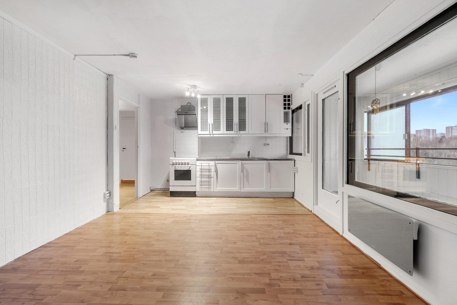 Det lyse og åpne kjøkkenet har en innredning med slette fronter og laminert benkeplate. Galleribilde