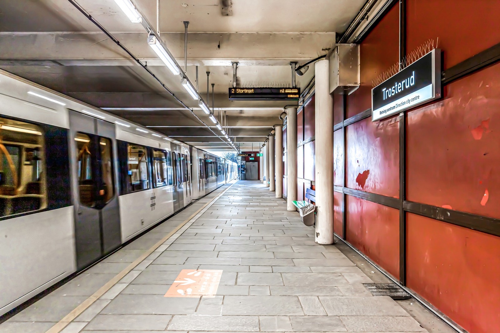 Trosterud t-banestasjon (linje 2) ligger en kort spasertur unna og tar deg til Oslo S på ca. 17 minutter. Galleribilde