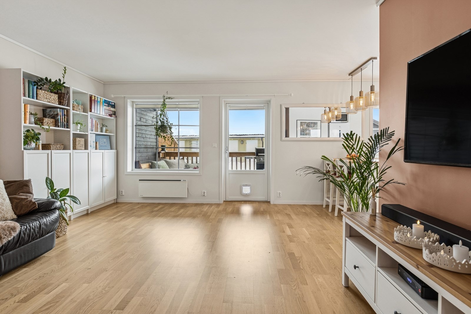 Delikat og åpen stue med god plass. De store vindusflatene gir rikelig med lys. Galleribilde