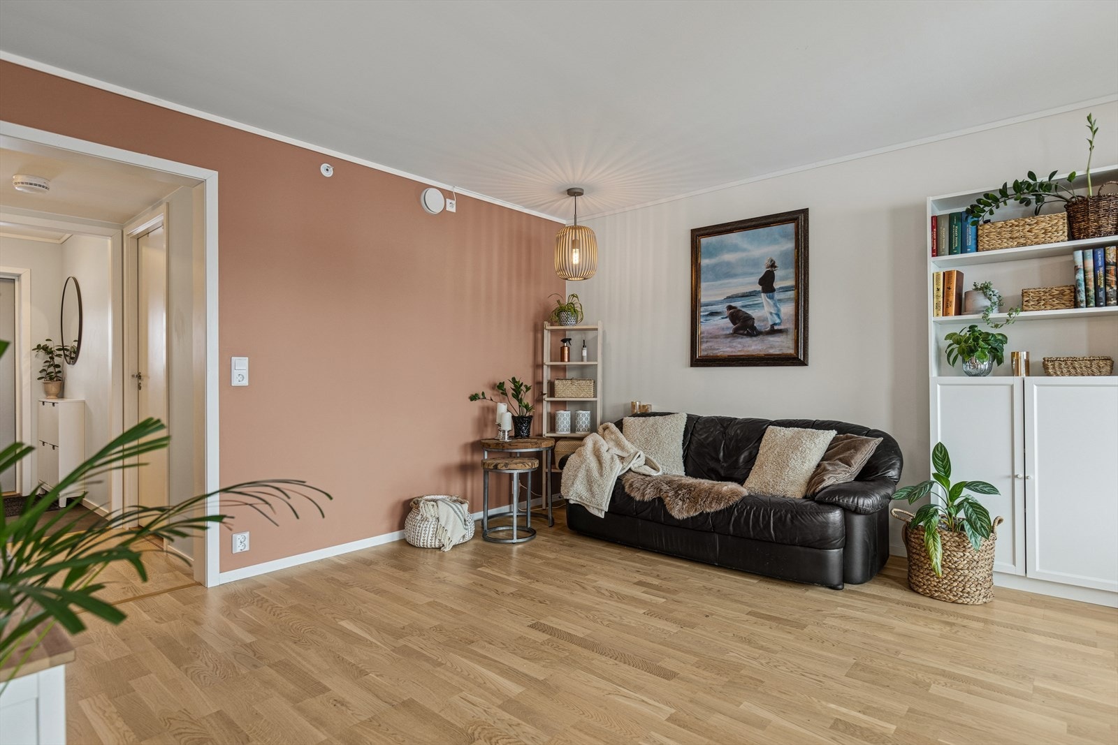 God plass til sofa- og spisegruppe. Galleribilde