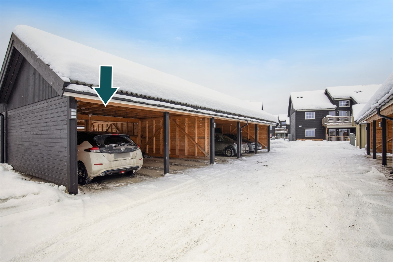 Carport med elbillader. Galleribilde