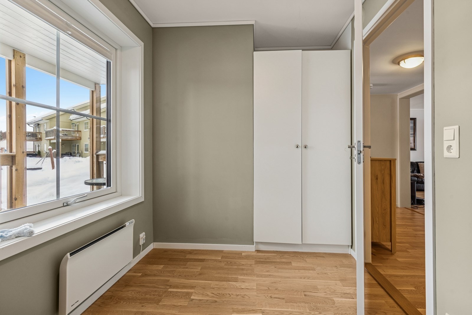 Garderobeskap for oppbevaring. Galleribilde