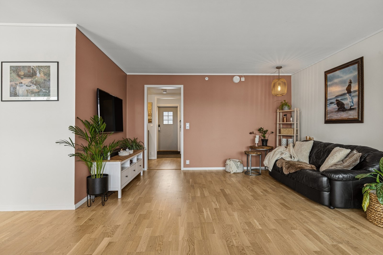 Stilren kontrastvegg i moderne utførelse - gir rommet et lunt og tidsriktig preg. Galleribilde