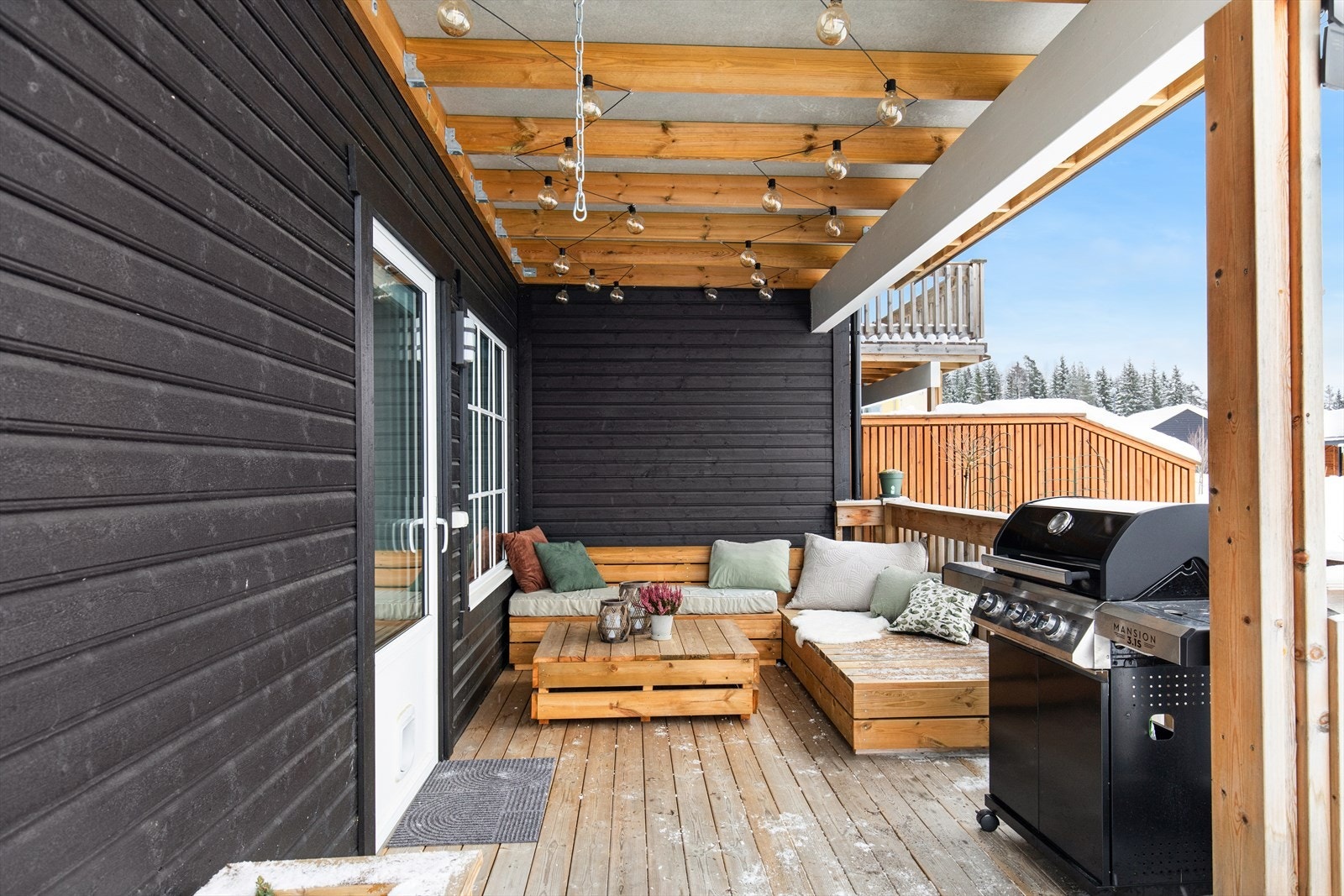 Leiligheten har to terrasser, en på hver side. De er på 11 kvm hver og har god plass til utemøbler. Galleribilde