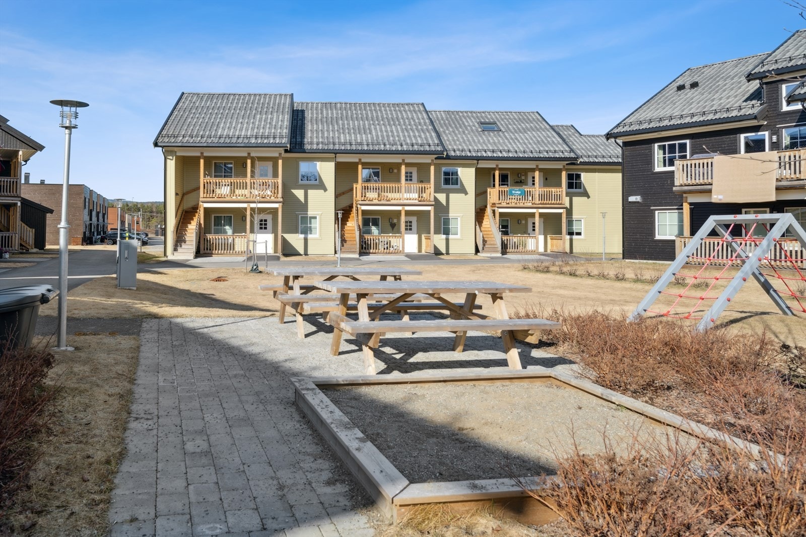 Det er hyggelige grøntområder mellom bygningene med lekeplass og diverse sittegrupper til glede for alle beboere. Galleribilde