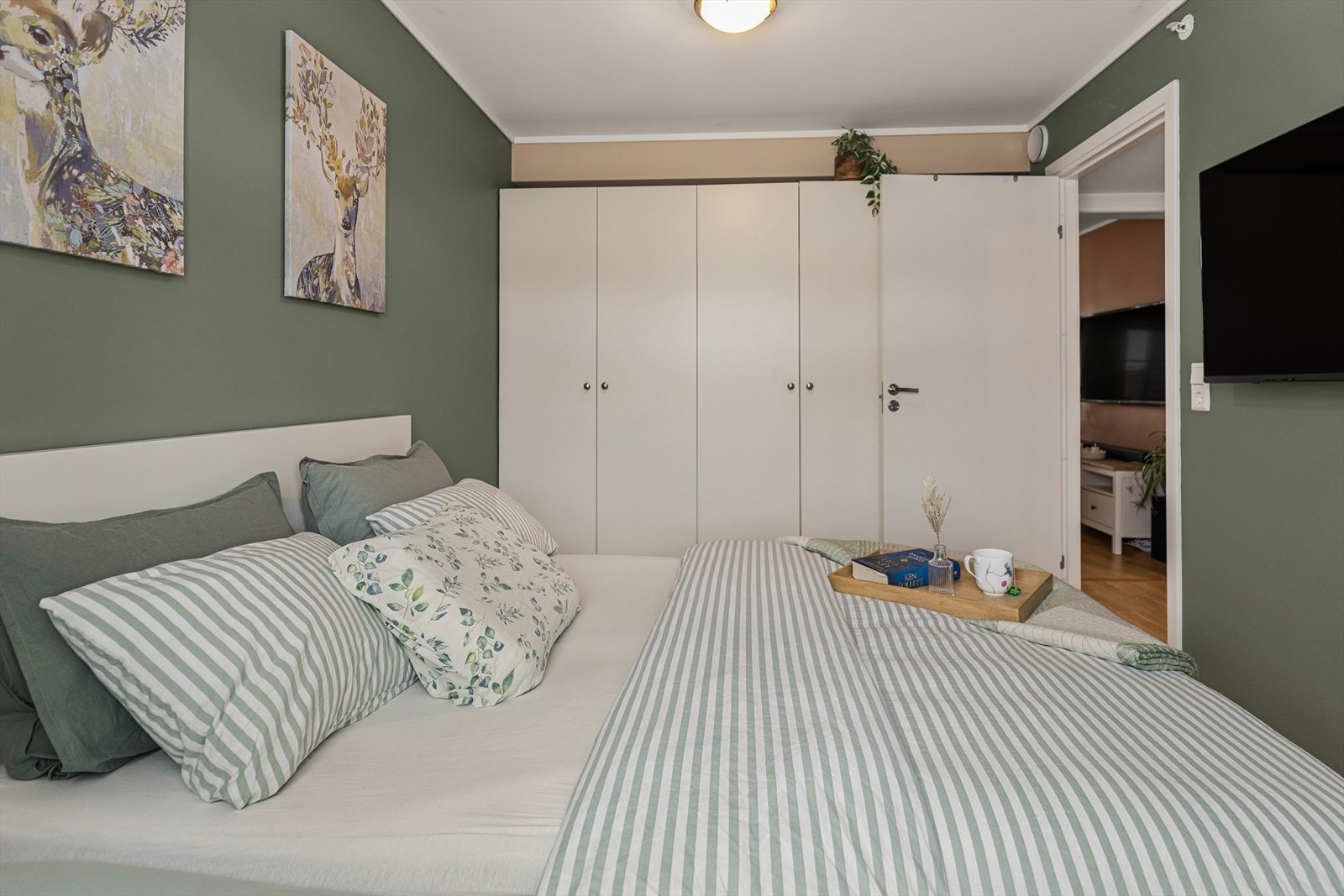 Rikelig med oppbearing i garderobeskap. Galleribilde