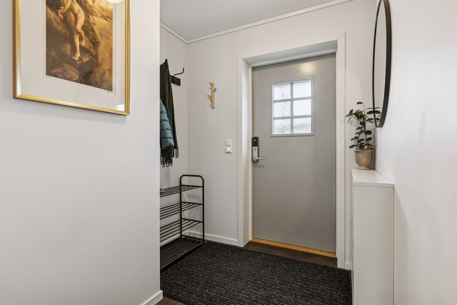 Flislagt entré med god plass til å henge fra seg yttertøy og sette fra seg sko i skoskap. Galleribilde