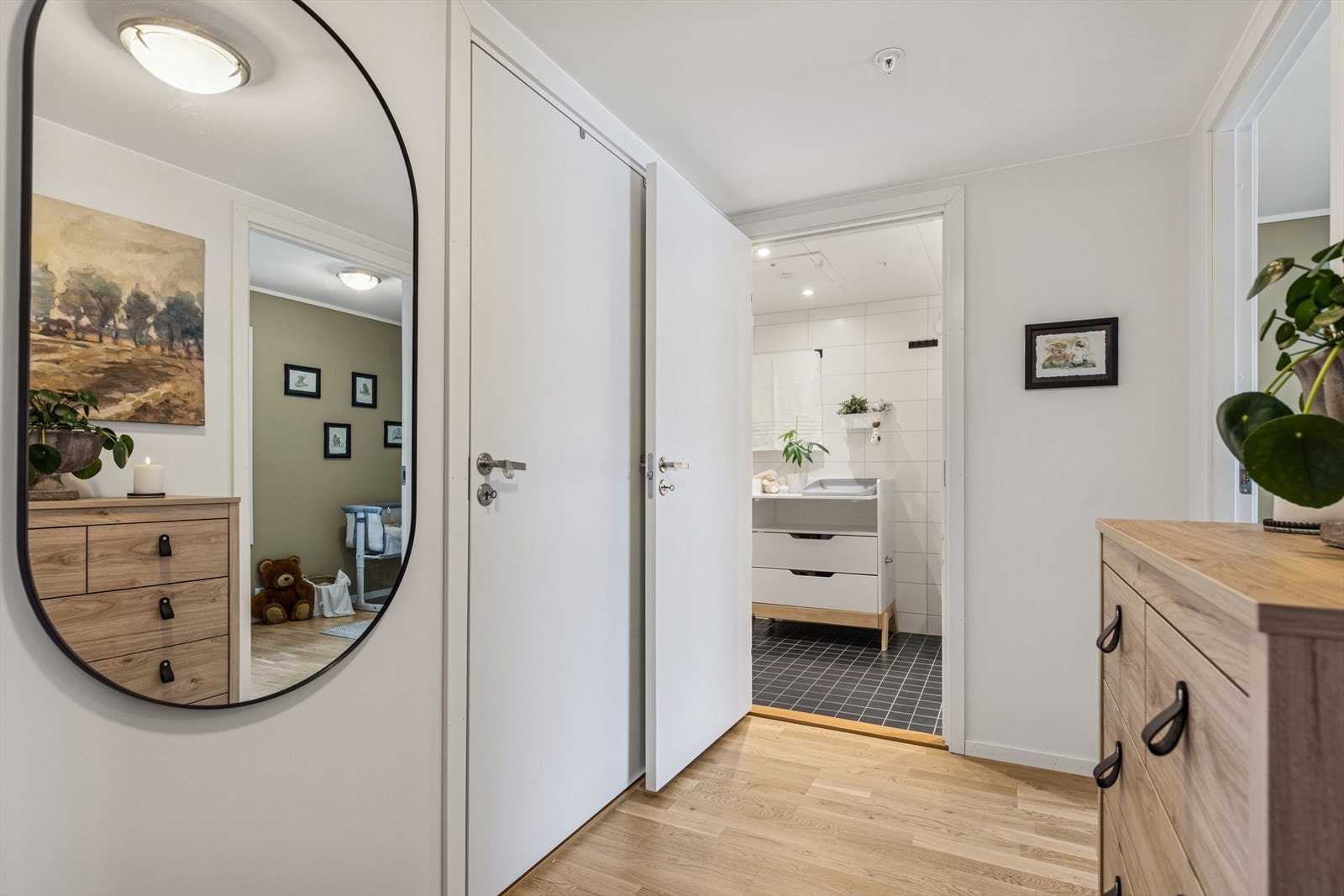 Romslig gang. Galleribilde