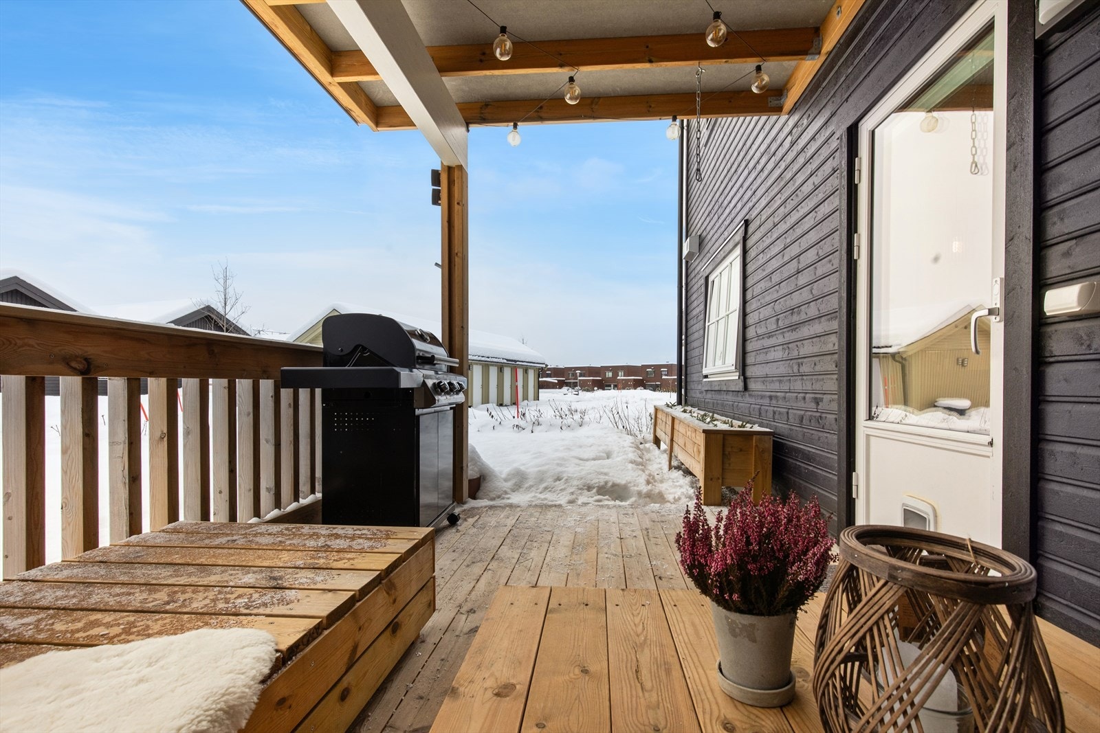 Plassbygd utegruppe og plass til grill. Galleribilde