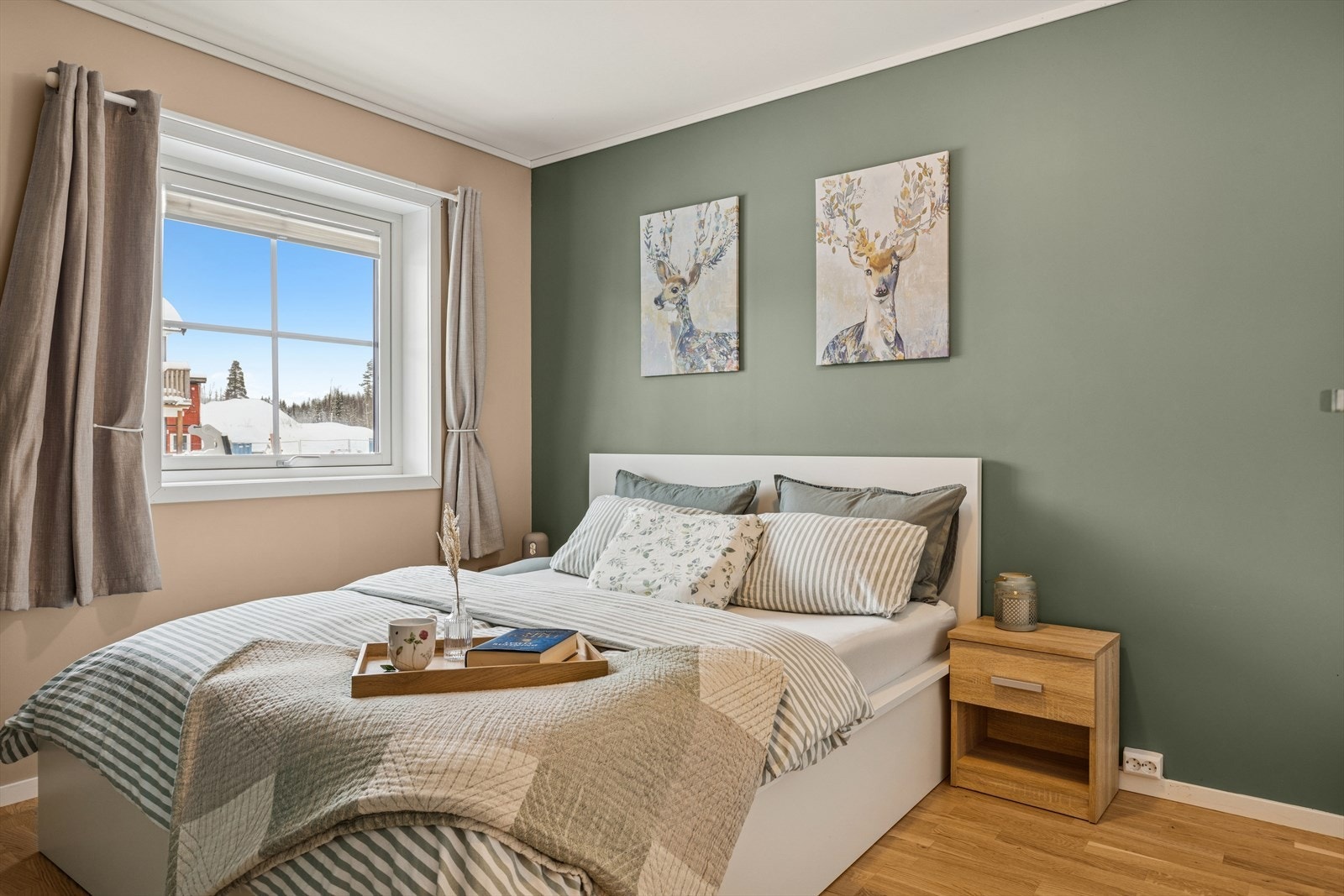 Leiligheten har to soverom. Hovedsoverommet har god plass til dobbeltseng og nattbord. Galleribilde