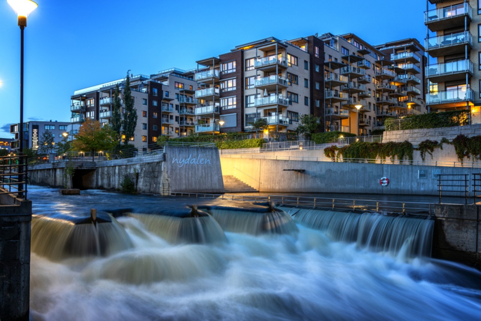 Idylliske Nydalen Elvebad om kvelden. Galleribilde