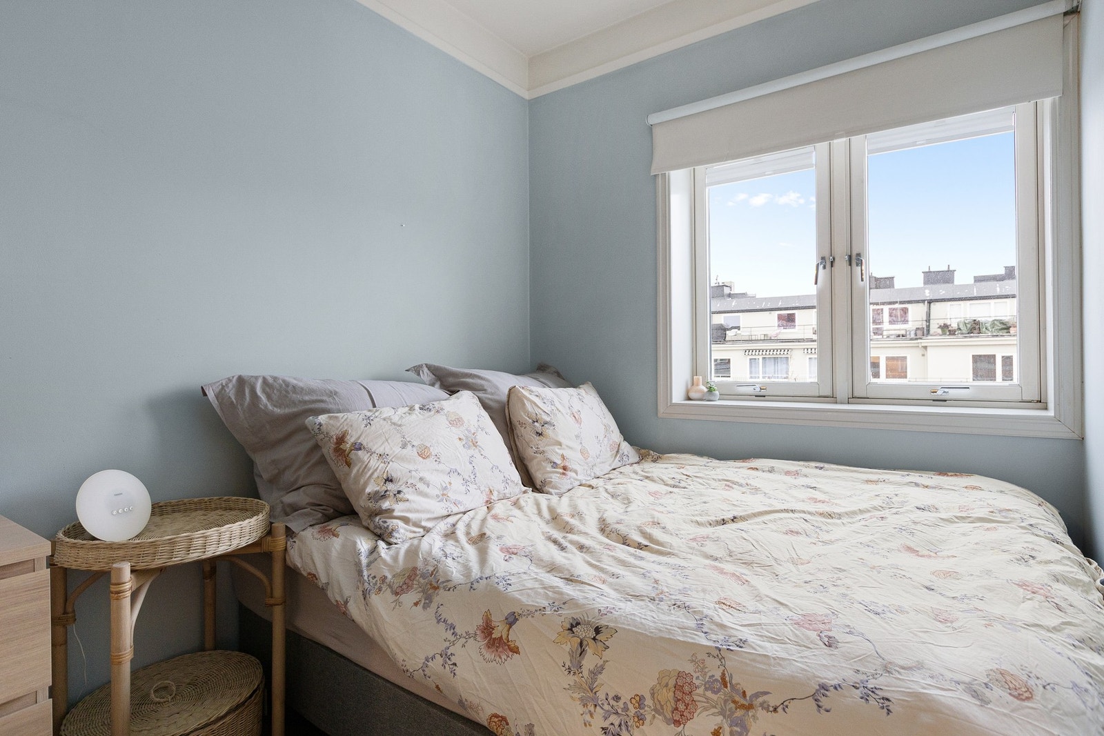 Romslig og innbydende soverom med god plass til stor dobbeltseng, nattbord og annet ønsket møblement. Galleribilde