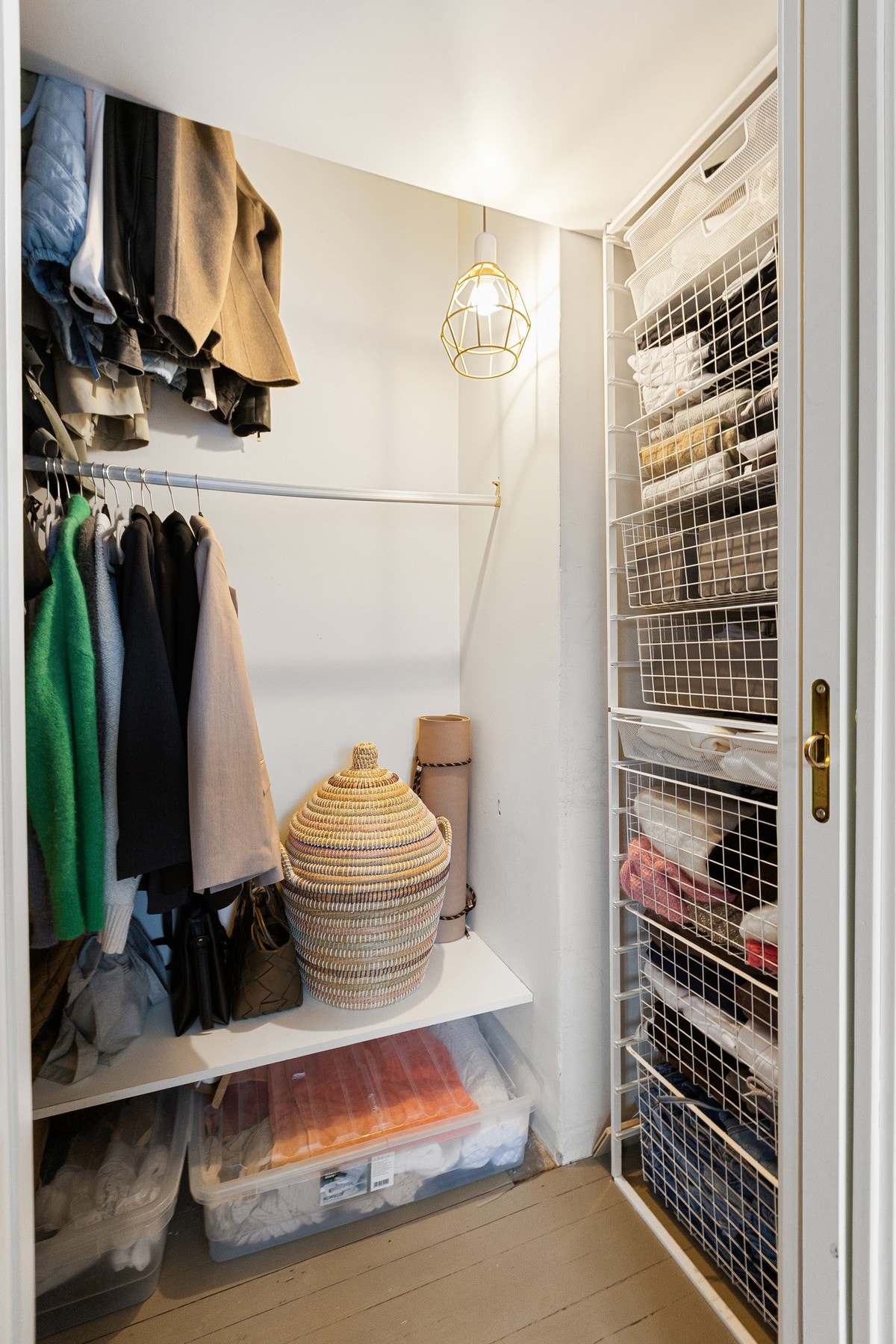 Fra soverommet har du direkte tilgang til praktisk walk-in-closet. Galleribilde