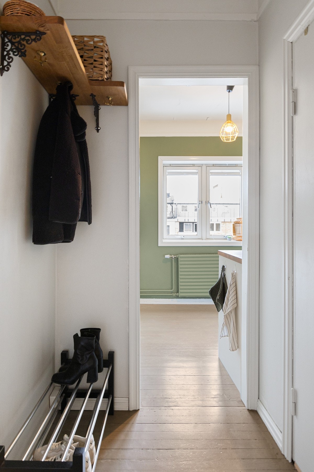 Her vender alle vinduene i boligen ut mot lukket og pent opparbeidet bakgård. Galleribilde