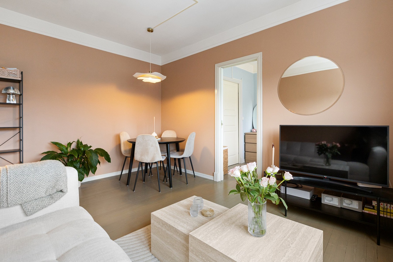 Her har du god plass til en fin sofagruppe, mediemøblement og spisestue. Galleribilde