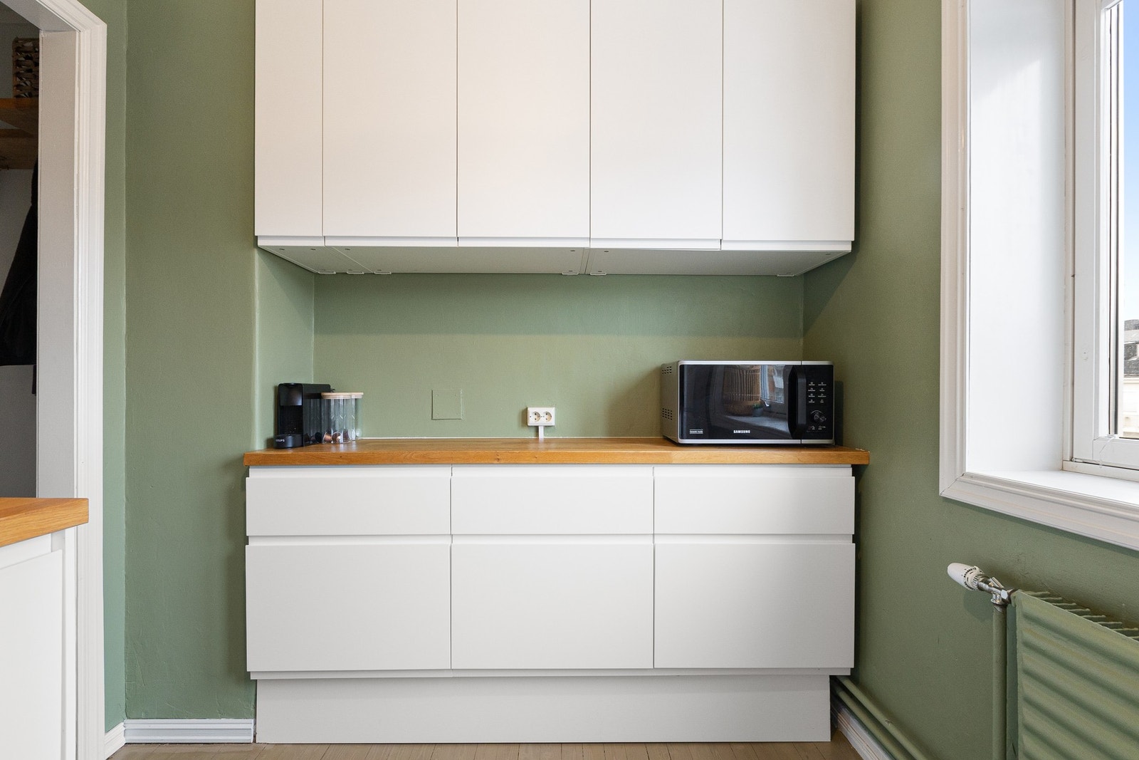 Kjøkkenet har integrert induksjonsplatetopp, stekeovn, oppvaskmaskin (smal type) og kjøle-/fryseskap. Galleribilde