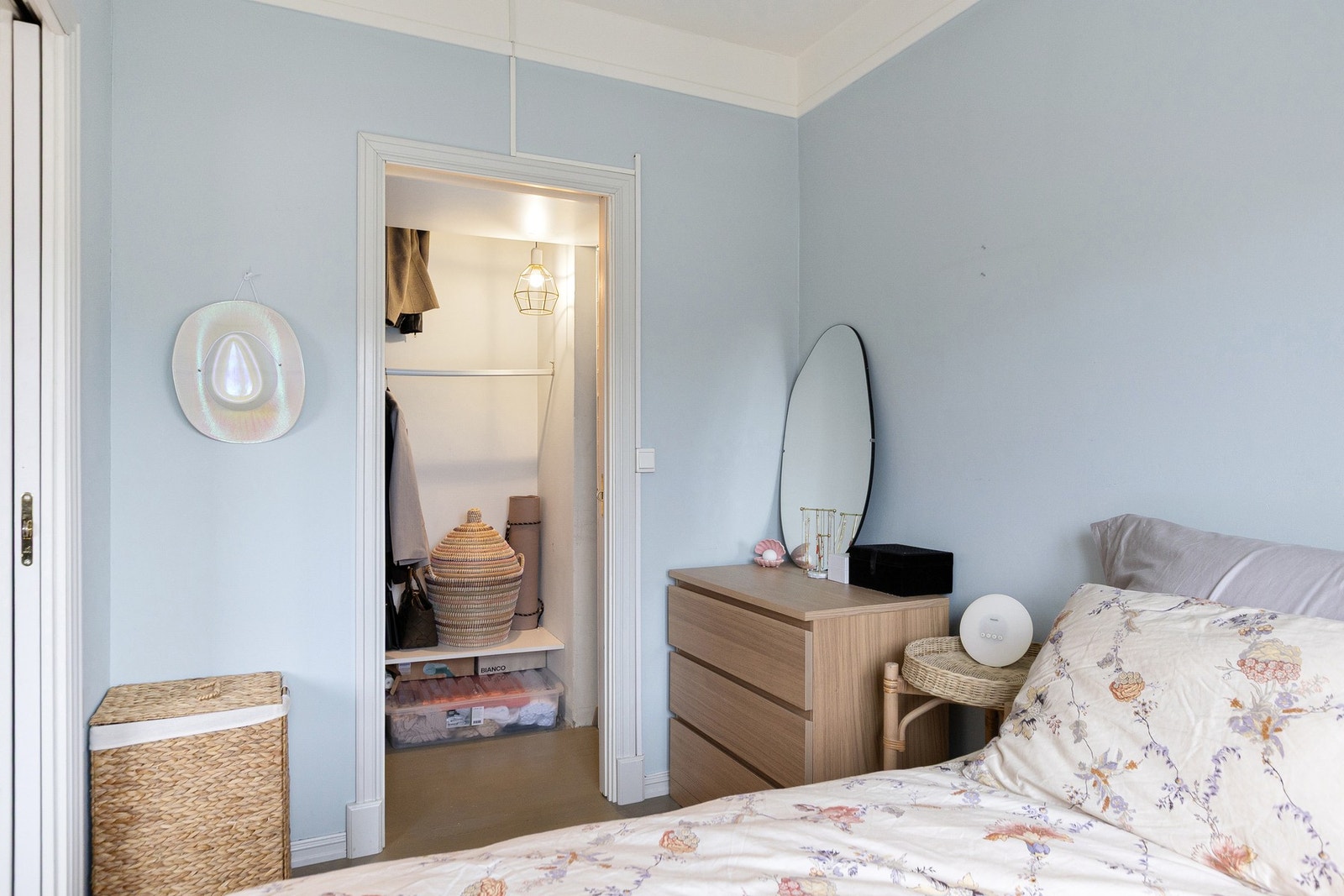 Lyse overflater og romfølelse skaper en behagelig atmosfære på soverommet. Galleribilde