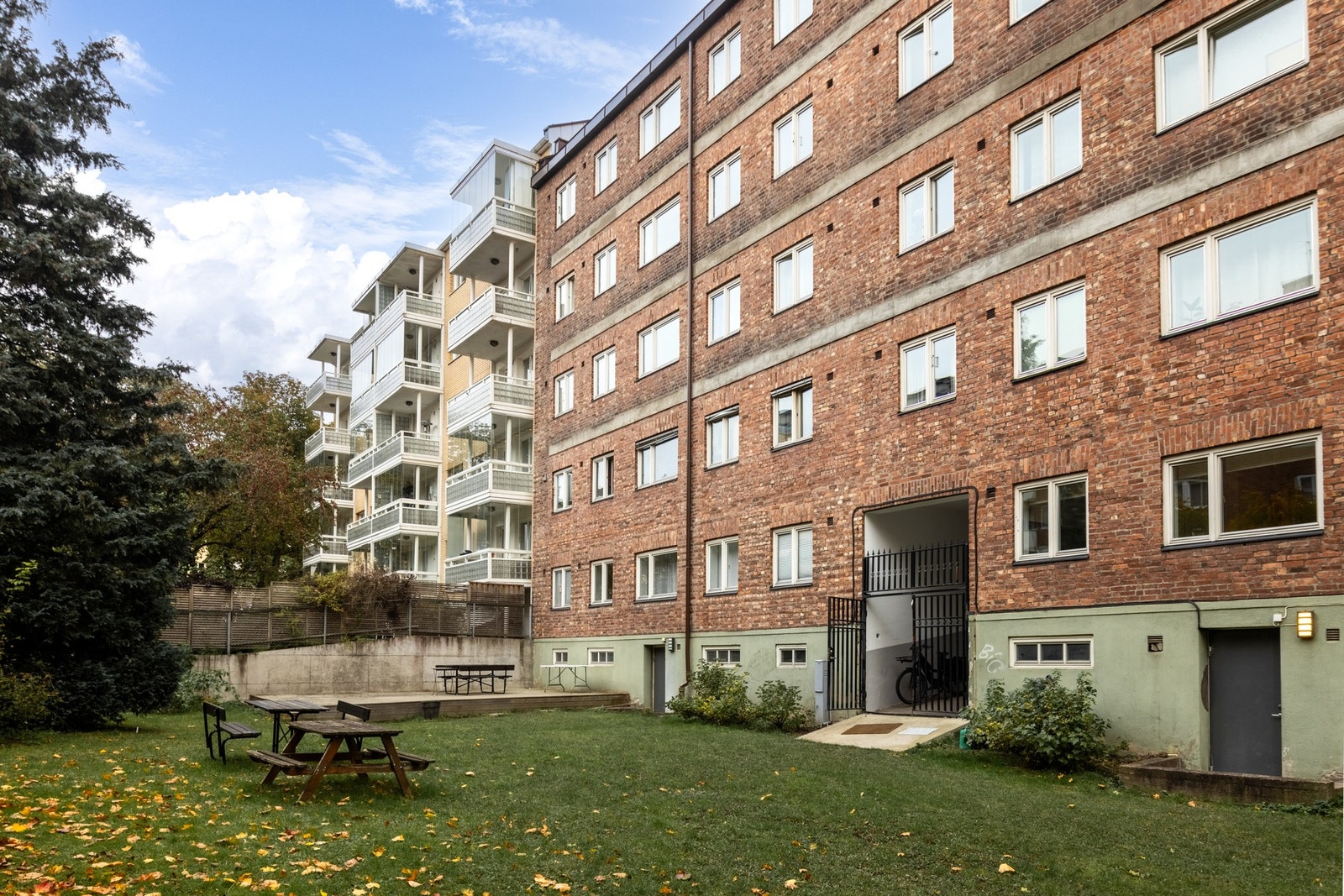 Boligen ligger i en rolig sidegate på Sandaker, godt tilbaketrukket fra trafikk. Galleribilde