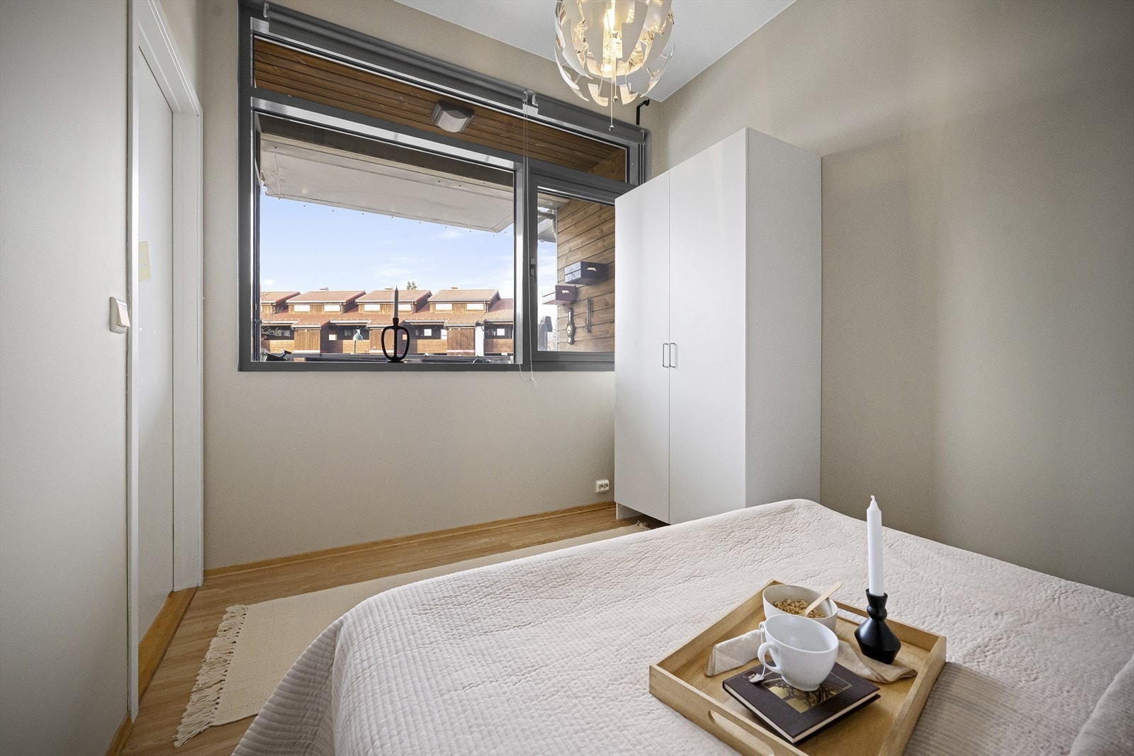 På soverommet er det gode vindusflater som slipper til mye naturlig lys Galleribilde