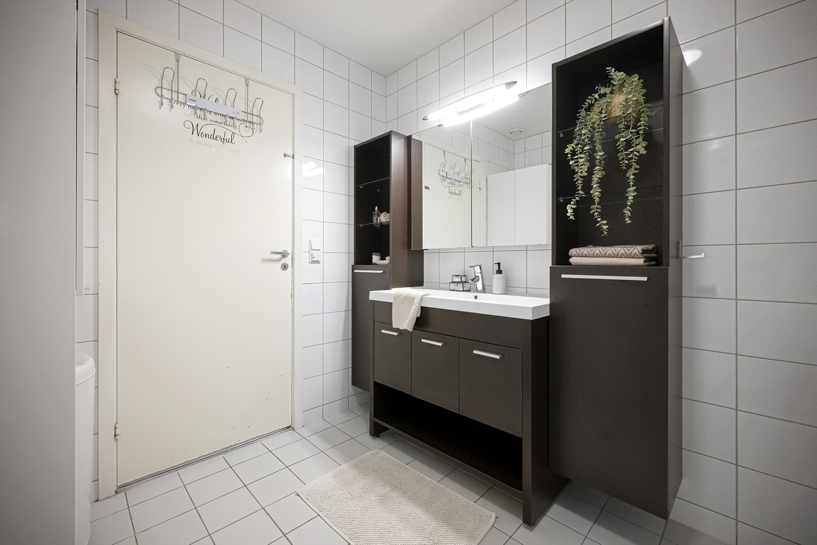 Lyst helfliset bad med varmekabler i gulv Galleribilde