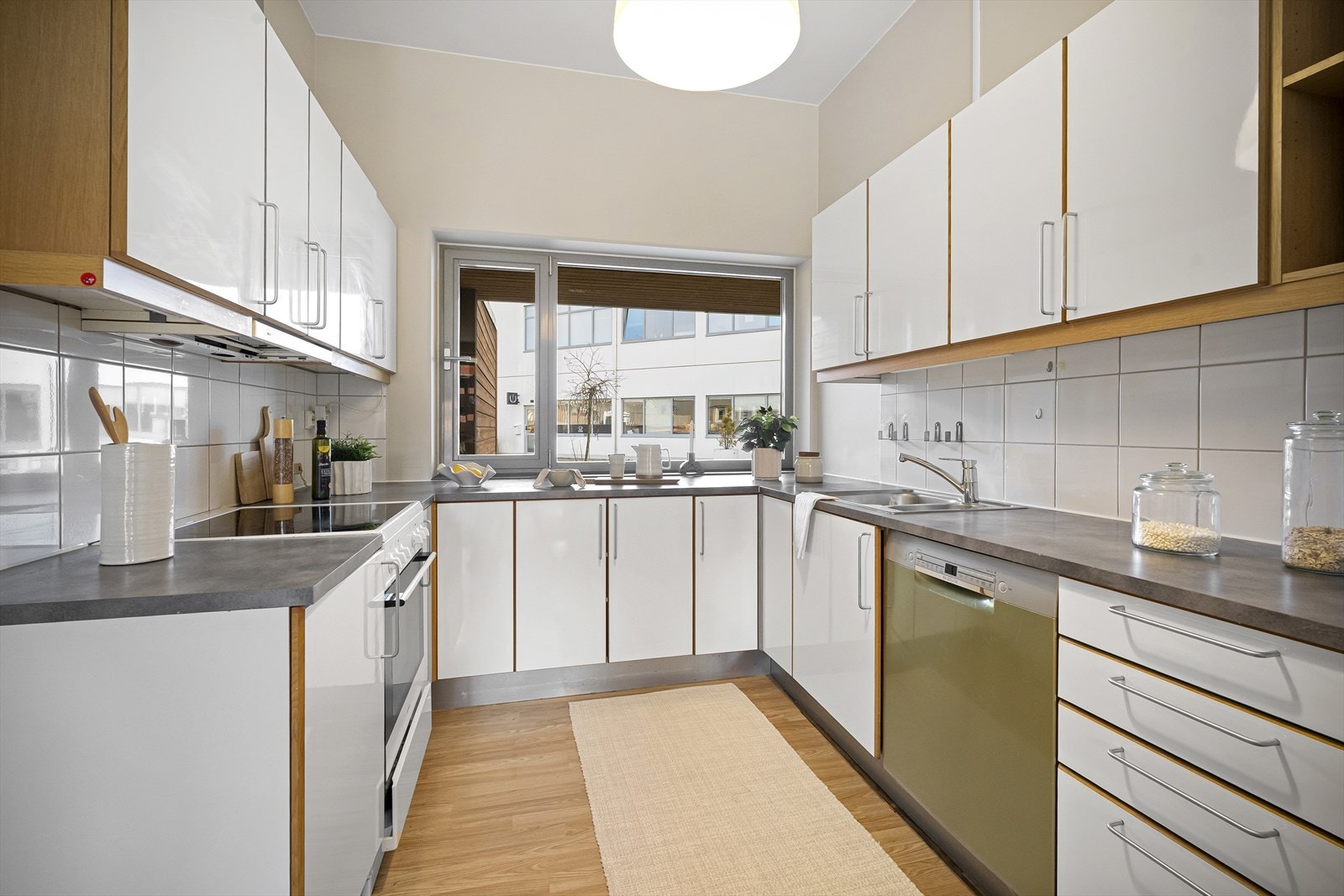 Lyst og romslig kjøkken med god skap- og benkeplass Galleribilde