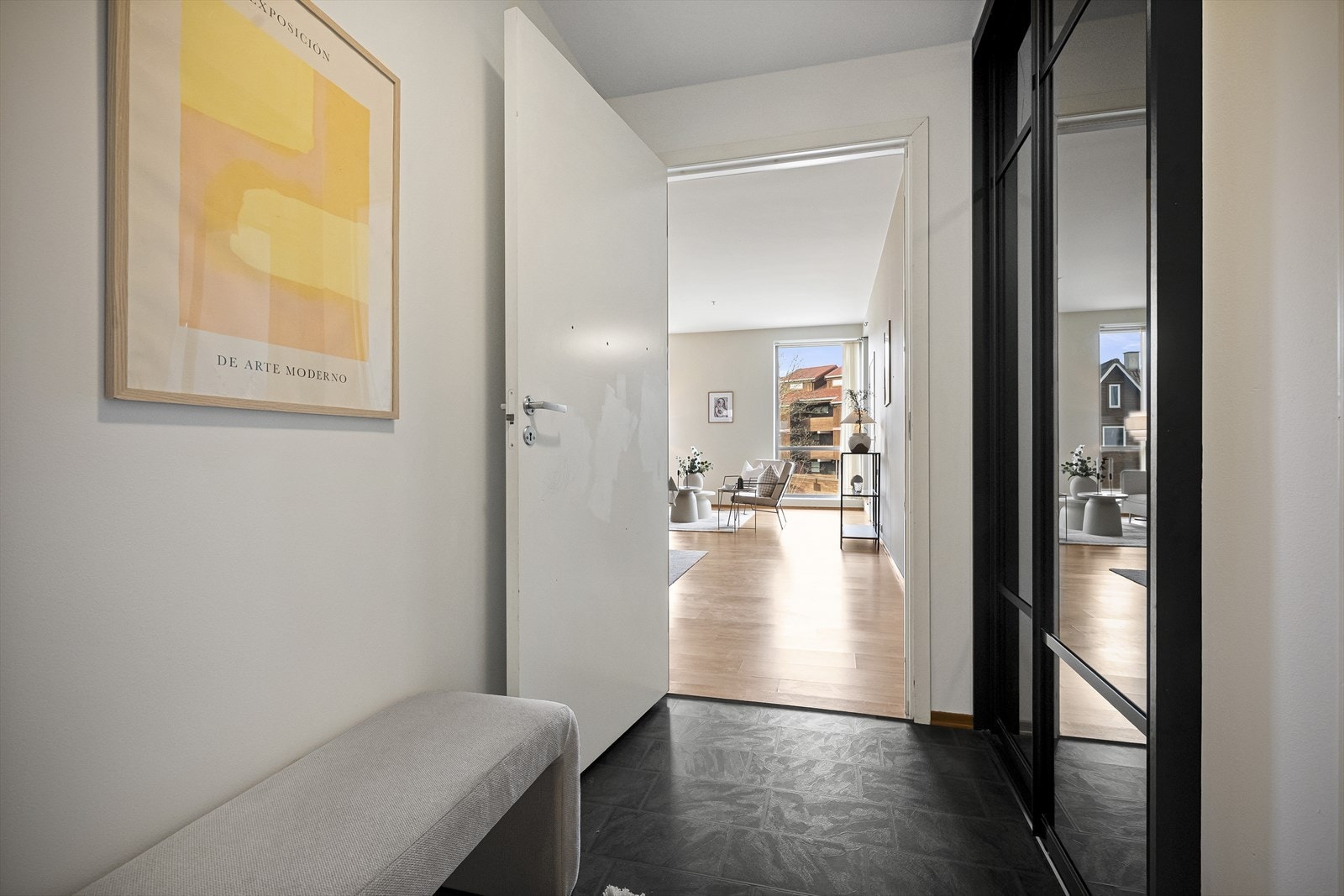 Her er det plass til å henge fra seg i praktisk skyvedørsgarderobe Galleribilde