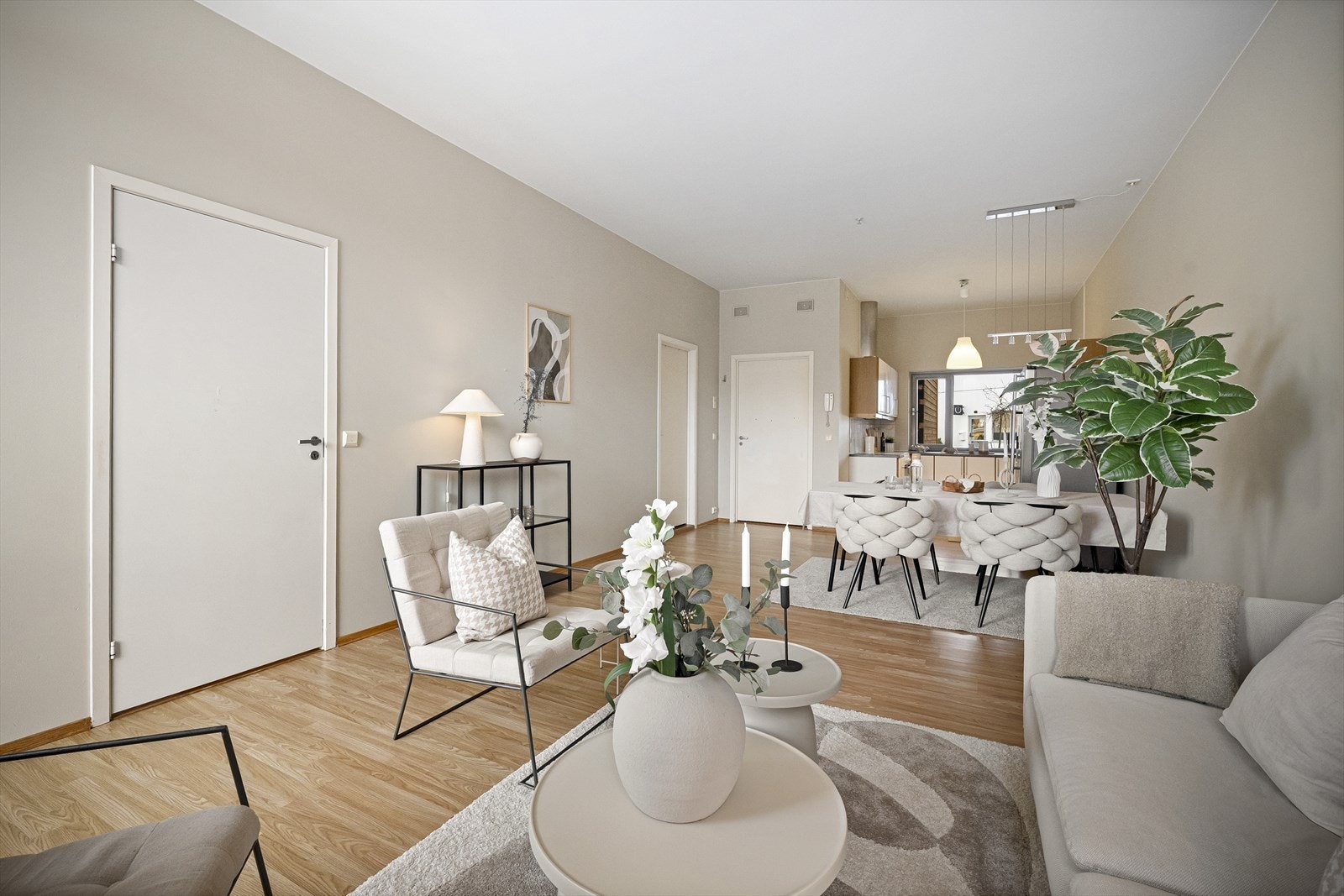 Leiligheten er nylig malt opp - de lyse fargene er gjennomgående noe som gir leiligheten et moderne preg Galleribilde