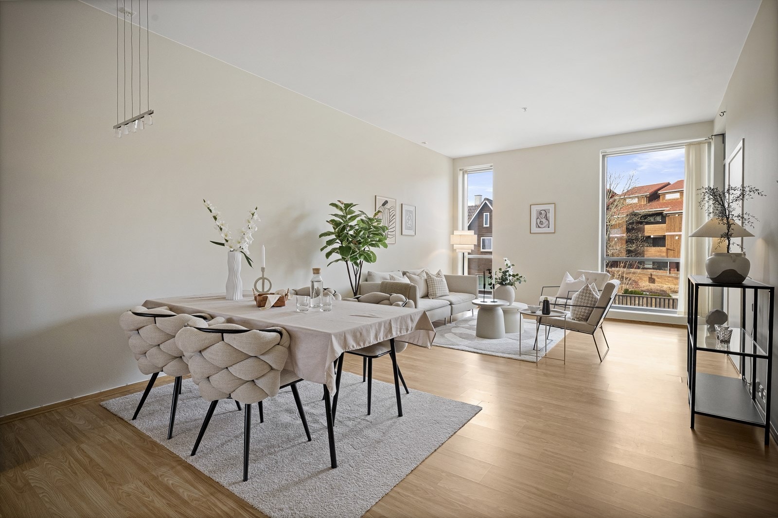 EiendomsMegler1 v/Trym Thesen presenterer Hinnasvingene 55! Foto: Svein Ove Andersen Galleribilde