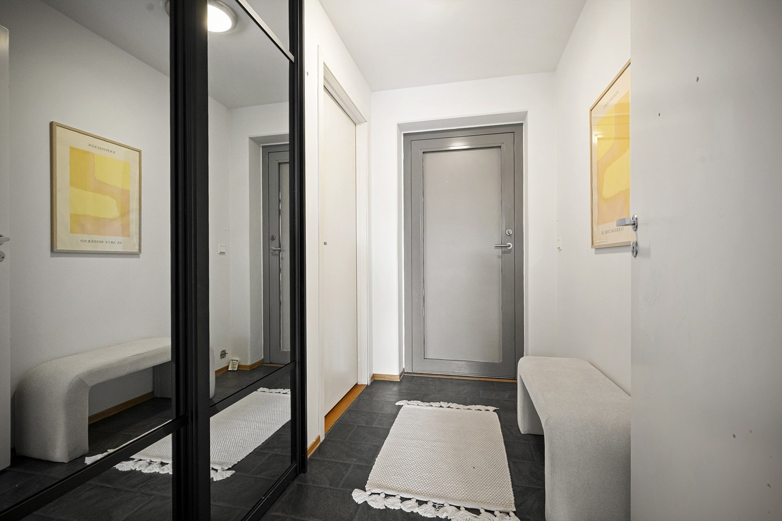 Lys og innbydende entrè med fliser på gulv Galleribilde