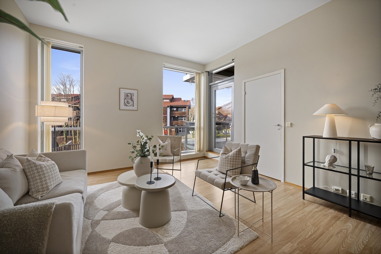 Fra stuen har man direkte utgang til vestvendt balkong Galleribilde