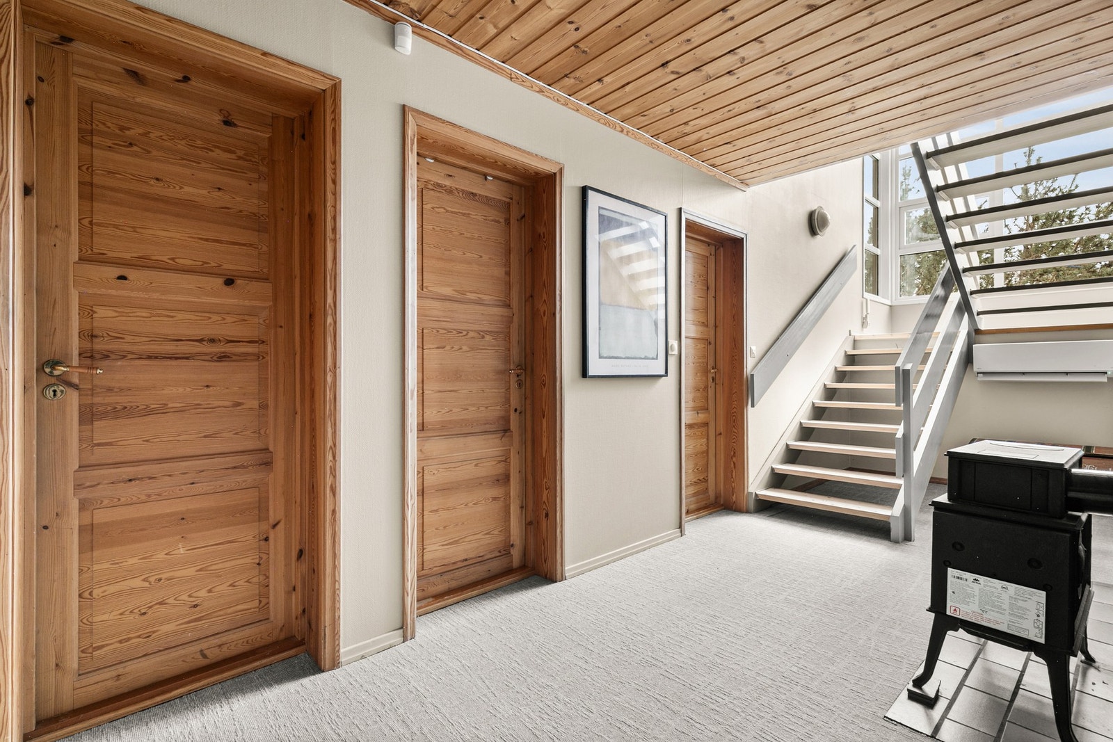 Ned trappen kommer vi til en ovn og flere soverom. Galleribilde