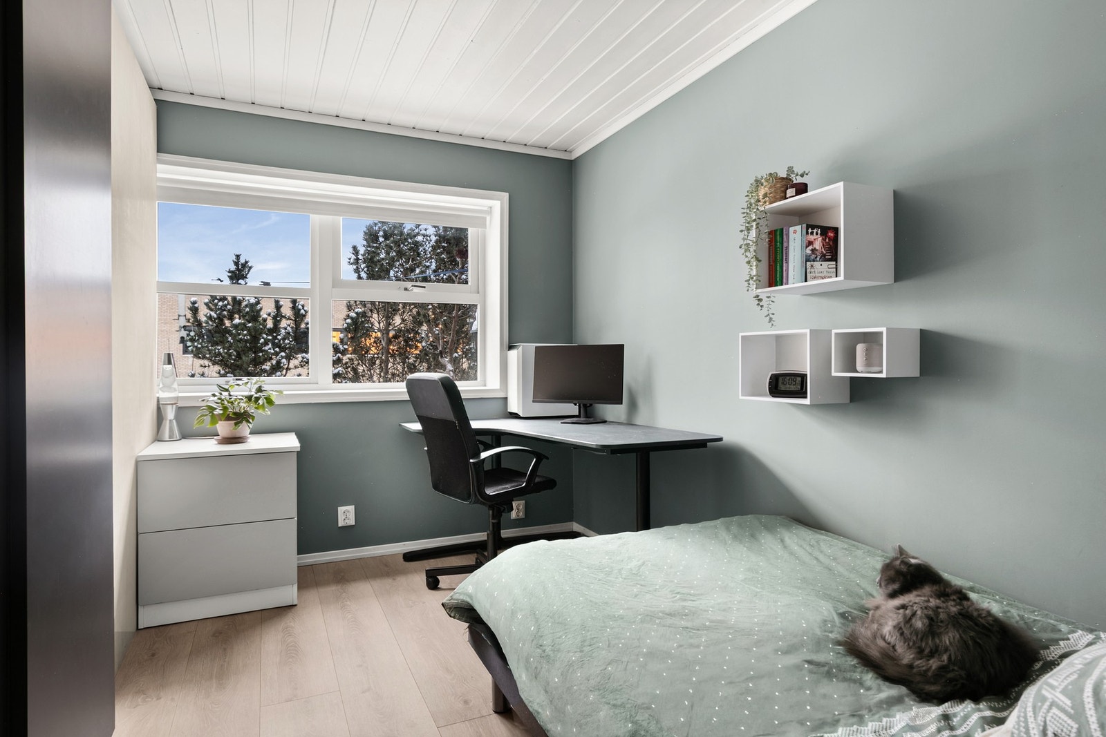 Soverom 4, ref. plantegning. Lyst og fint med innebygd garderobeløsning. Galleribilde