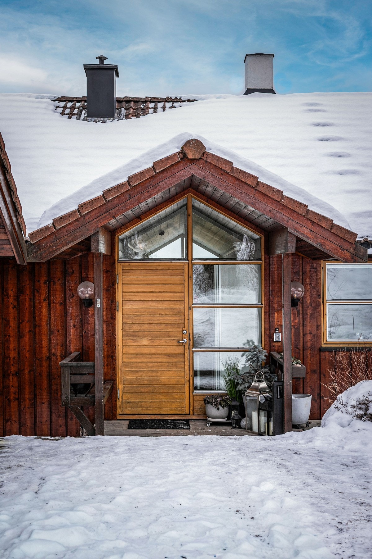 Overbygget inngangsparti som gir en praktisk adkomst til boligen. Galleribilde