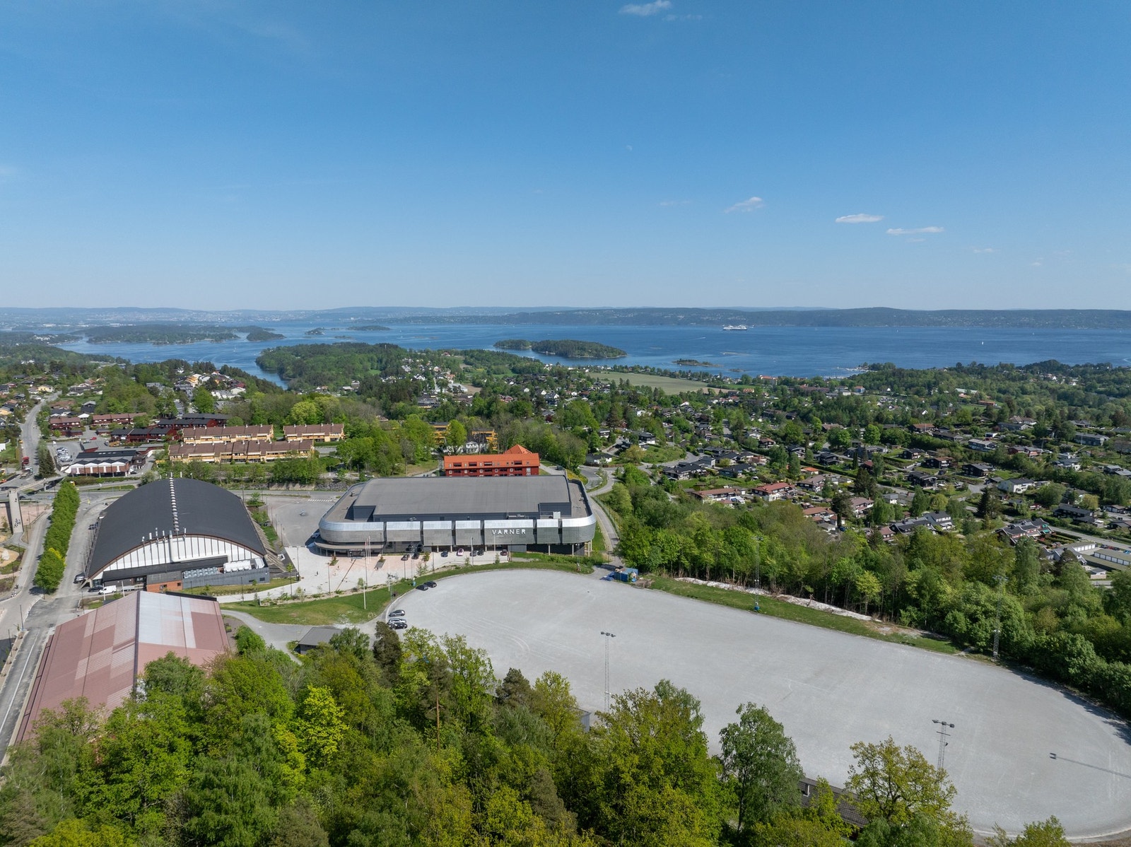 Vinterstid er det skøytebanen som er et populært samlingssted. Galleribilde