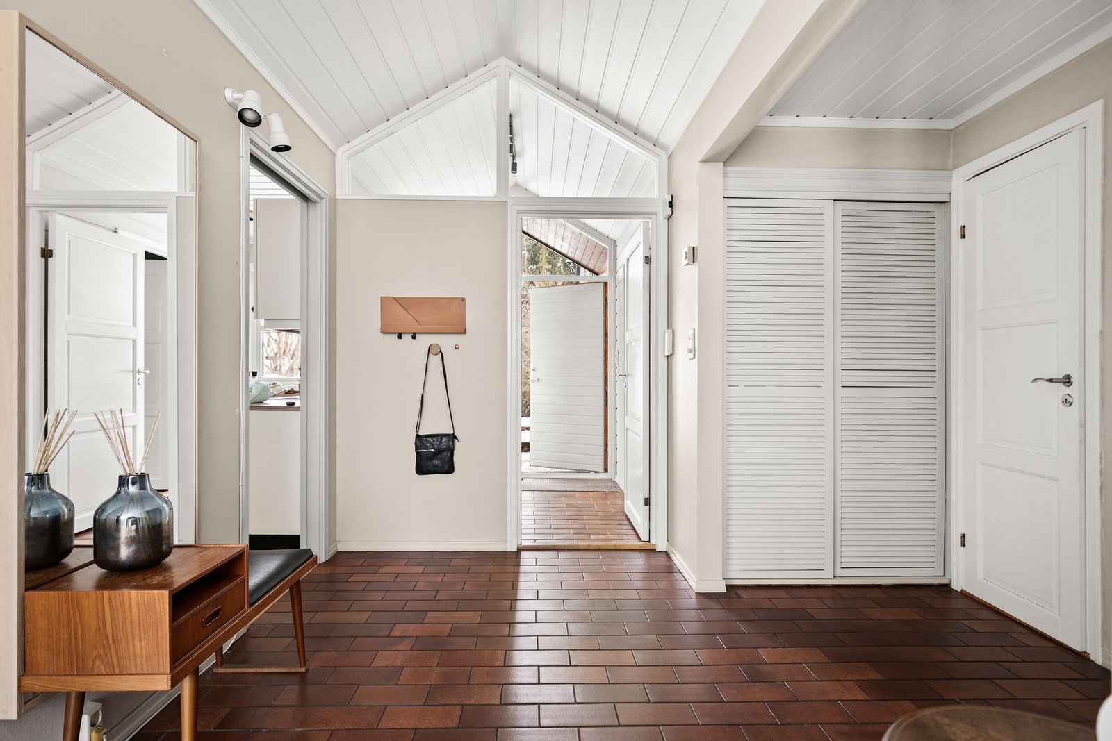 Innbydende entré med flislagt gulv og god plass til garderobeløsninger. Galleribilde